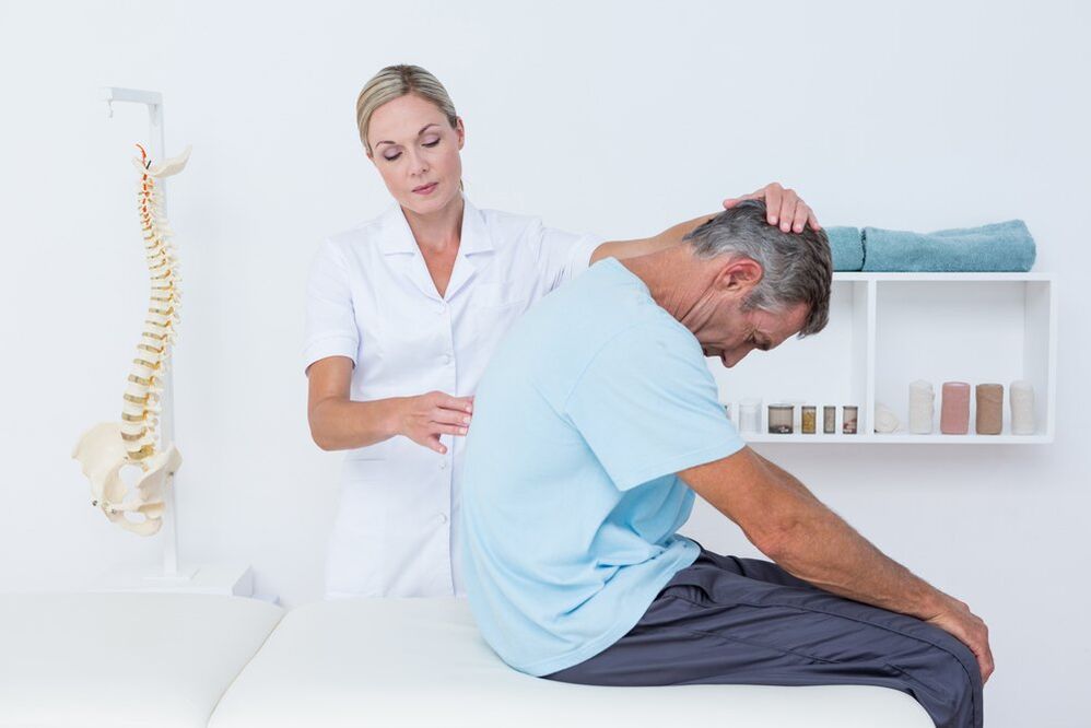 O doutor examina as costas con osteocondrose