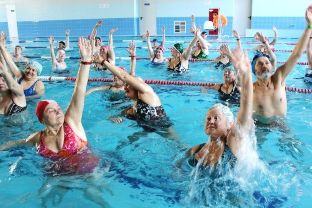 Nadar na piscina pode axudar a deter os danos nas articulacións
